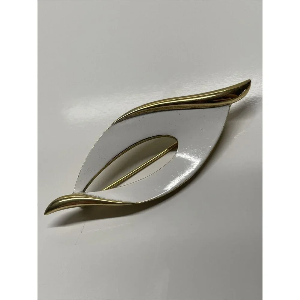 Vintage‎ Signed Trifari White Enamel Abstract Brooch Pin Gold Tone Retro Signed
